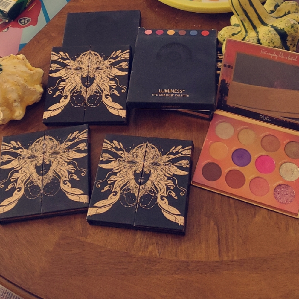 BUNDLE Tarot luminusss eyeshadow pallets